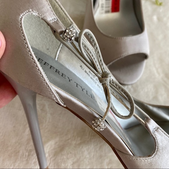 NWT Jeffrey Tyler silver shoes - Picture 8 of 10
